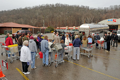 © AP/Tyler Evert Menschen in Elkview (West Virginia) stellen sich um Trinkwasser an