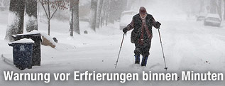 Mann auf verschneiter Stra&szlig;e
