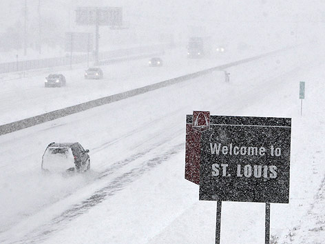 © APA/AP/St. Louis Post-Dispatch/J.B. Forbes Verschneite Autobahn