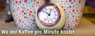 Kaffeehäferl und Wecker