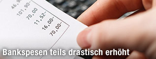 Frau bl&auml;ttert durch Kontoausz&uuml;ge