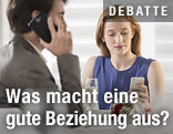 Paar in einem Restaurant schaut auf Handys