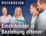 Junge Frauen und Männer