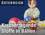 Kind mit Spielzeugbällen