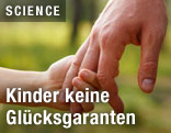 Männerhand und Kinderhand