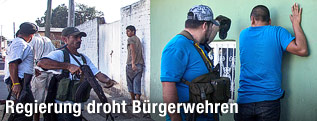 Mitglieder einer Bürgerwehr durchsuchen einen Mann