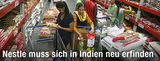 Menschen in einem indischen Supermarkt