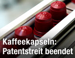 Kaffeekapseln auf einem Förderband