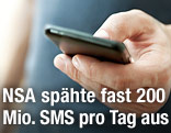 Mann schreibt SMS