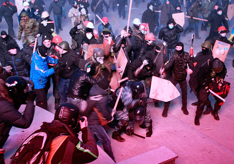 © Reuters/Gleb Garanich Demonstranten kämpfen mit Polizisten