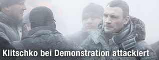 Von Feuerlöschschaum bedeckter Witali Klitschko