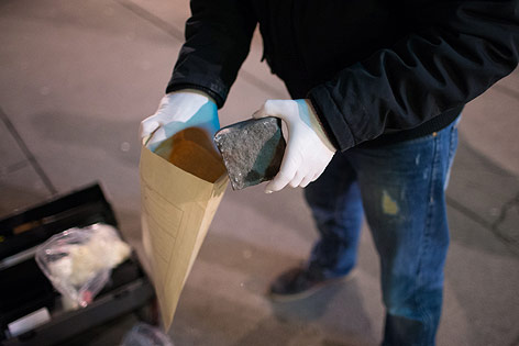 © ORF.at/Roland Winkler Polizist verstaut Stein als Beweismittel