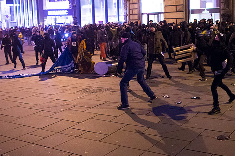 © ORF.at/Roland Winkler Vermummte Randalierer