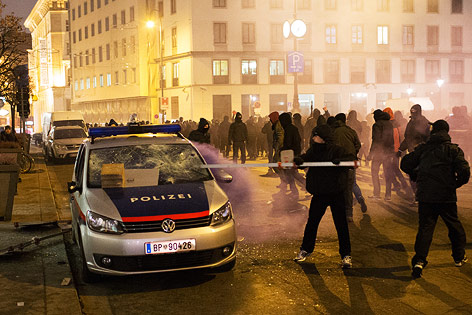 © ORF.at/Roland Winkler Vermummter schlägt mit einer Stange Windschutzscheibe eines Polizeiautos ein