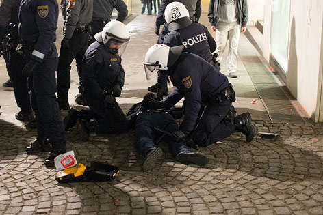 © ORF.at/Roland Winkler Polizisten verhaften einen Demonstranten