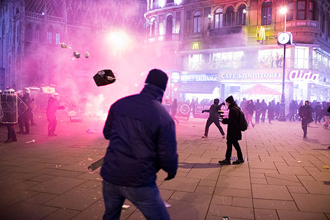 © ORF.at/Roland Winkler Demonstranten werfen mit Gegenständen