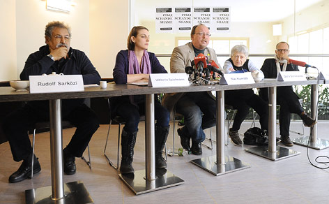 © APA/Helmut Fohringer Der Obmann des Kulturvereins Österreichischer Roma, Rudolf Sarközi, Viktoria Spielmann (Grüne, GRAS), Koordinator Niki Kunrath, Dora Schimanko und Regisseur Fabian Eder