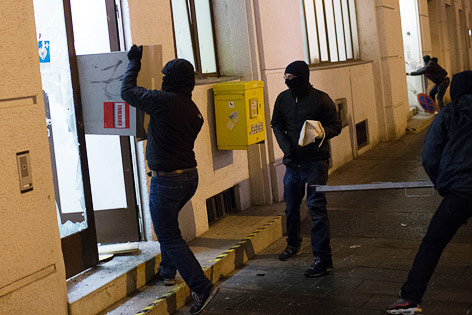 © ORF.at/Roland Winkler Vermummte Demonstranten zerstören Polizeistation