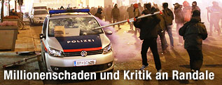 Vermummter Demonstrant zerst&ouml;rt Polizeiauto