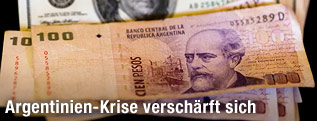 100-Peso-Scheine neben 100-Dollar-Scheinen