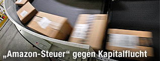 Pakete auf einem Förderband