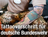 Deutscher Soldat der Bundeswehr mit tätowiertem Unterarm