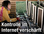 Kundin in chinsesischem Internetcafe