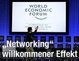 Bildschirm auf einer B&uuml;hne mit der Aufschrift "World Economic Forum"