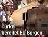 Wasserwerfer sprüht Wasser auf türkische Demonstranten