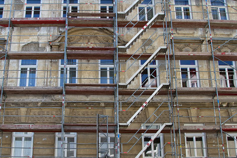© ORF.at/Sabine Koder Baugerüst vor Wohnhaus
