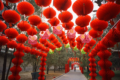 © APA/EPA/Adrian Bradshaw Rote Laternen in einem Park