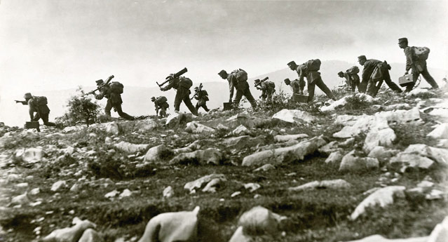 © Österreichisches Staatsarchiv Maschinengewehre werden in Stellung gebracht, Isonzofront, September 1917