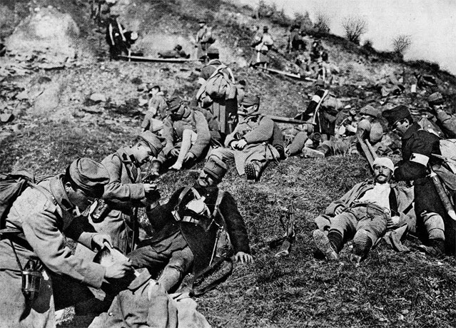 © Österreichisches Staatsarchiv „Erste Hilfe“. Versorgung von Verwundeten auf dem
Gefechtsfeld, Okolista-Gebirge, Serbienfeldzug, 1915/16