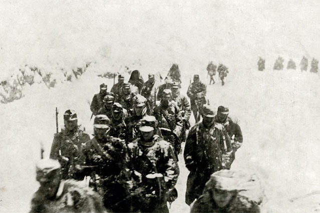 © Österreichisches Staatsarchiv Auf der Fricca-Straße marschierende Infanterie im
Schneesturm, Winteroffensive, 11. Armee, Südtirol, 1917