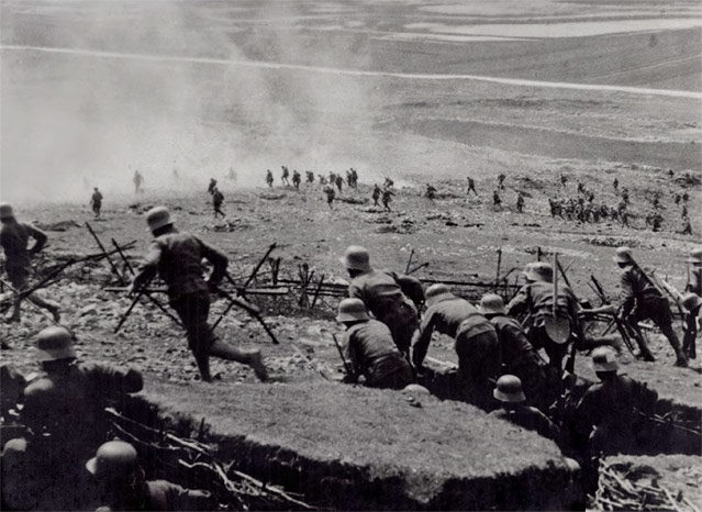 © Österreichisches Staatsarchiv Neuer Krieg: Sturmangriff auf eine italienische
Stellung, Isonzofront
