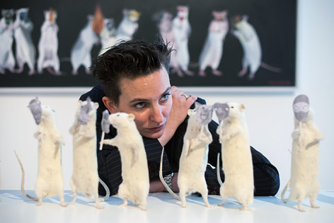 © ORF.at/Zita Köver Künstlerin Deborah Sengl hinter ihrer Ratteninstallation
