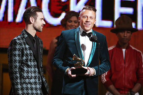 © APA/AP/Invision/Matt Sayles Ryan Lewis und Macklemore mit der Grammy-Trophäe