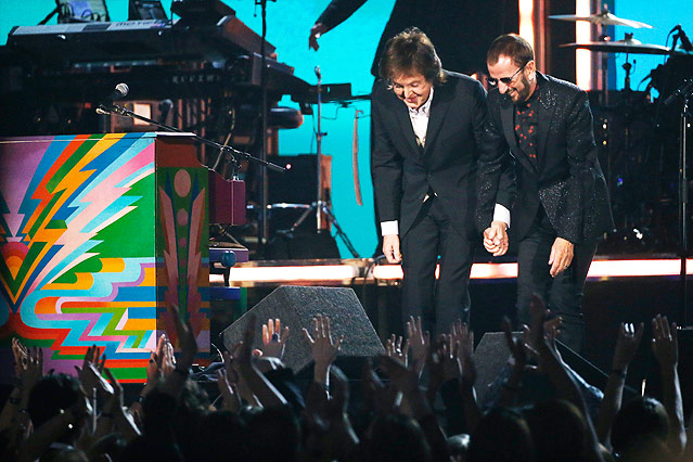 © Reuters/Mario Anzuoni Ex-Beatles Paul McCartney und Ringo Starr verbeugen sich vor dem Publikum
