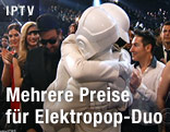 Guy-Manuel de Homem-Christo und Thomas Bangalter (Daft Punk) umarmen sich