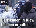 Maskierte Regierungsgegner vor Barrikaden  in Kiew