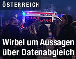 Demonstranten und Rettungsauto