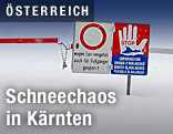 Gesperrte Straße mit Hinweisschild Lawinengefahr