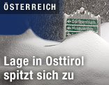 Eingeschneite Infotafel in Lienz