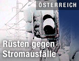 Eingeschneite Ampel an einem Bahnübergang