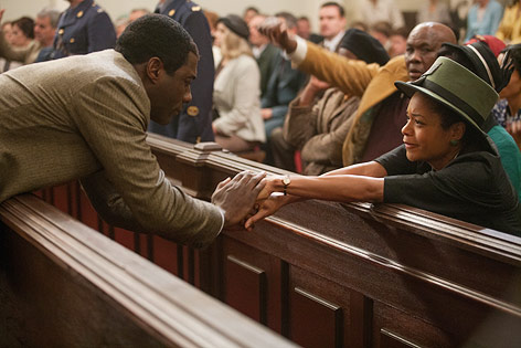 Nelson (Idris Elba) und Winnie (Naomie Harris) Mandela nach der Urteilsverkündigung