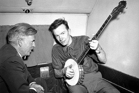 © AP Pete Seeger mit Banjo
