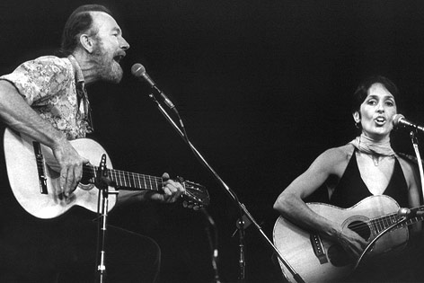 © APA/dpa Folklegende Pete Seeger und Joan Baez bei einem Konzert im September 1976