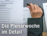Zettel auf einem Tisch im Parlament