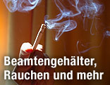 Frau raucht Zigarette