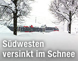 Ein Regionalzug der ÖBB steckt am Bahnhof Lienz im Schneechaos fest